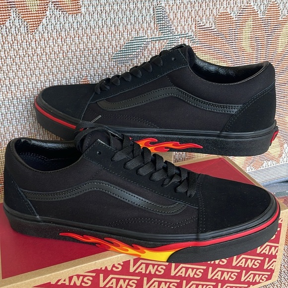 Vans Men’s Old Skool
(Flame Wall) Black/Black
VN0A38G1Q8Q
Sneakers - Picture 15 of 16